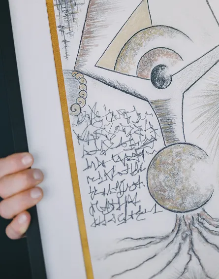 Intuitive Kunst, die Schwingung sichtbar macht und Räume in Resonanz bringt